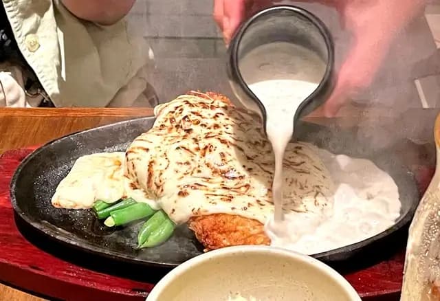 Mencicipi Perpaduan Ayam Gurih dan Mozzarella di Sizzling Cheese Plate Markette