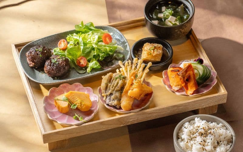 Terbaru, Teishoku Set di Café Kissa, Satu Set Sajian Seimbang untuk yang Sibuk